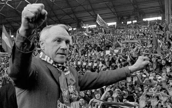 Bill Shankly in front of the Kop